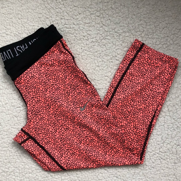 Nike Dri-Fit Women’s Cropped Legging - Picture 2 of 5